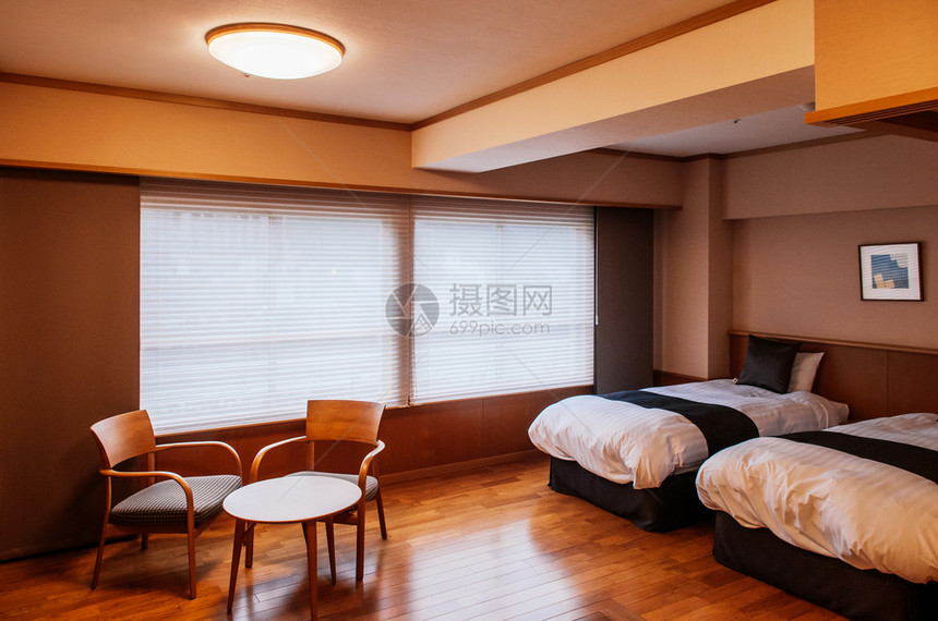 2013年5月日GifuJapn古老的日本旅馆卧室有滑动门木板和回转设计椅图片
