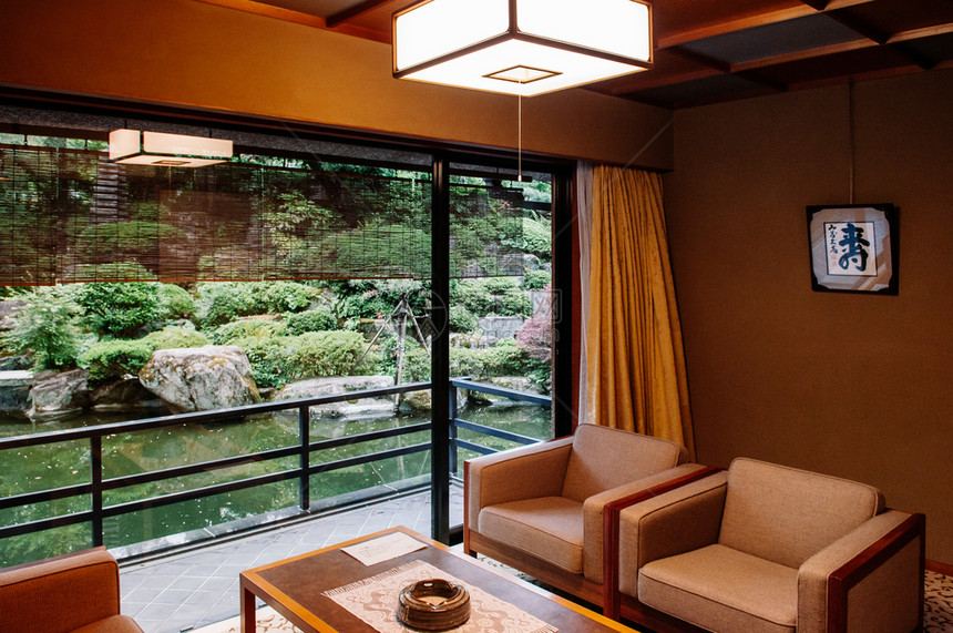 2013年5月日GifuJapn古老的日本旅馆客厅有滑动门木板和回转设计扶架椅图片