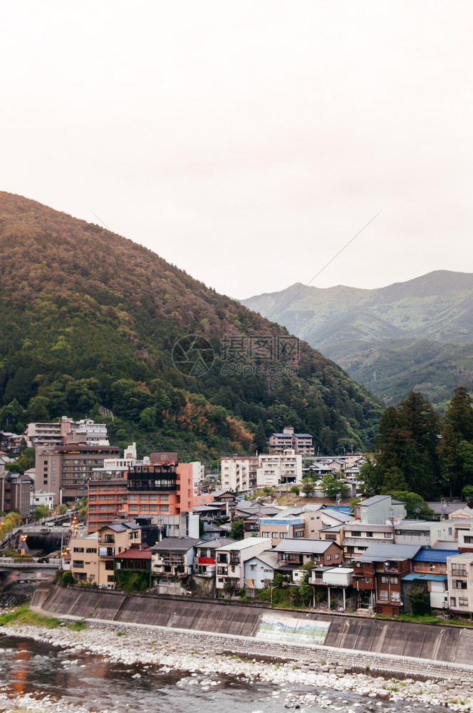 自然河流和绿色的山日本Gifu温泉度假胜地秋季图片