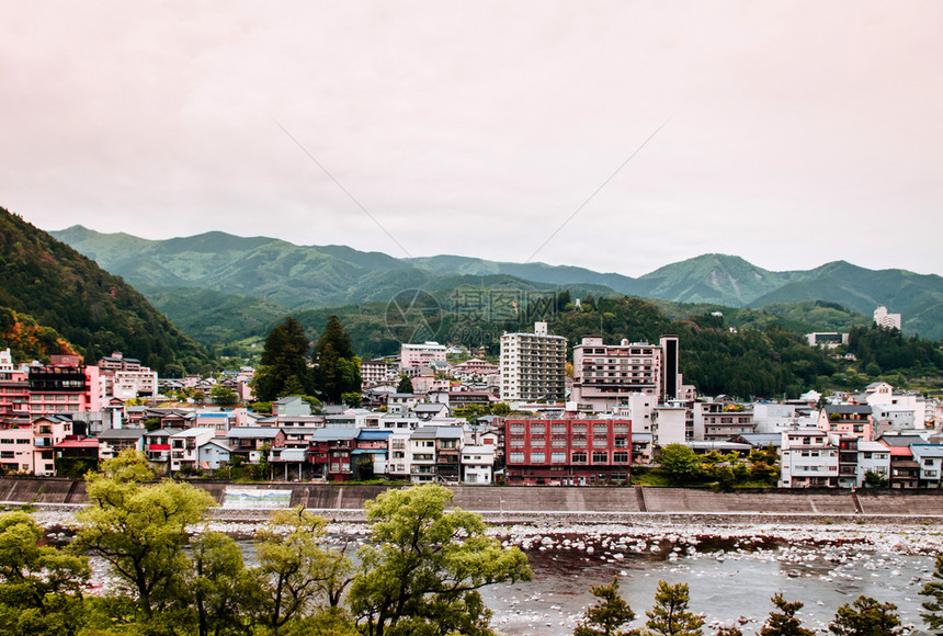 自然河流和绿色的山日本Gifu温泉度假胜地秋季图片