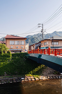 2013年5月6日gufjapn老房子和日本红桥在小河上图片
