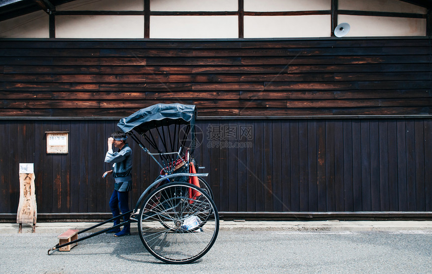 日本街头的蓝色人力车图片