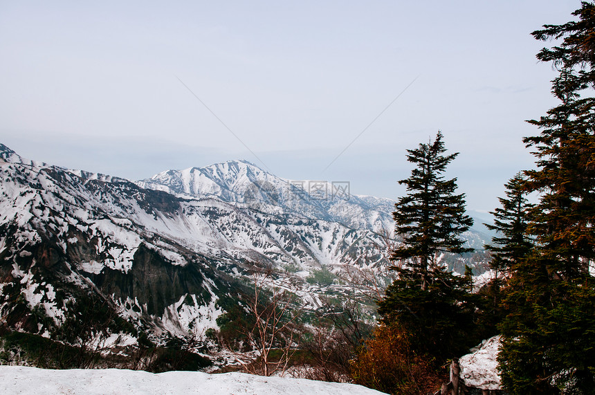 在日本中部著名的Tateymkurobe高山路线上图片