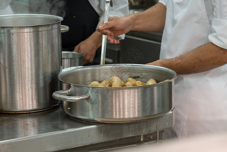 厨电首页在餐馆的商业不锈钢厨房里做饭的师背景