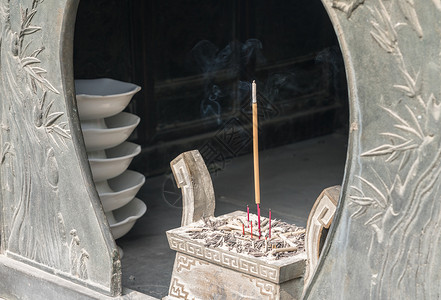 在青岛附近的罗山寺烧香背景图片