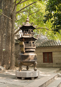 青岛湛山寺在青岛附近的罗山寺烧香背景