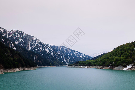 2013年5月8日本山云天时库罗贝大坝湖泊和雪山的自然场景图片