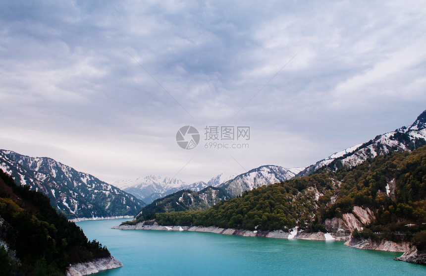 库罗贝大坝湖泊和雪山的自然景象图片