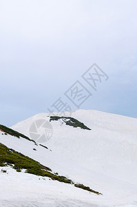 日本富山日本阿尔卑斯山脉的雪山taateyamakurobe高山在室道戴拉或室道站背景图片