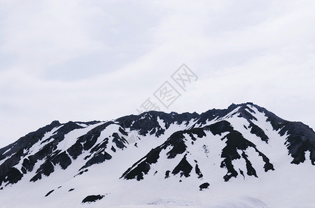 山川和冬季的雪相融合覆盖在上面图片