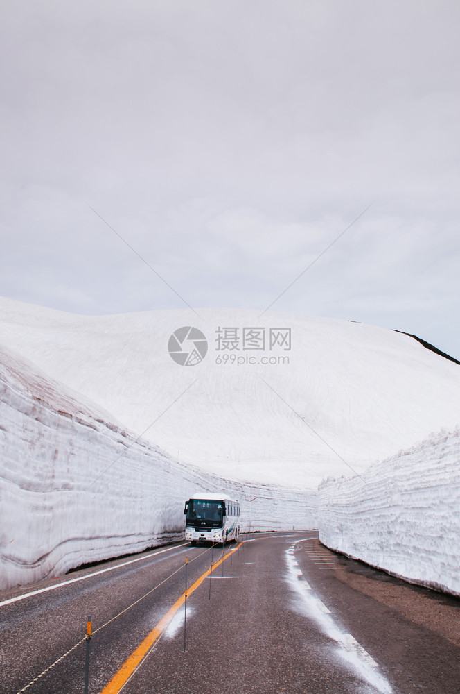 日本雅潘的公交行驶于雪墙之间道路视图图片