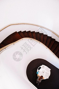 2013年12月18日新加坡复古木螺旋楼梯木扶手大白墙空间图片
