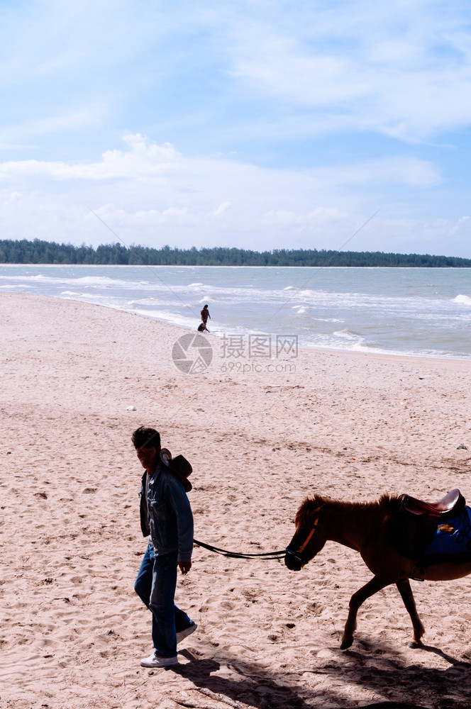2013年8月日的songkhlatindsilhouet图片是小马及其主人在夏季著名的samil海滩上行走图片