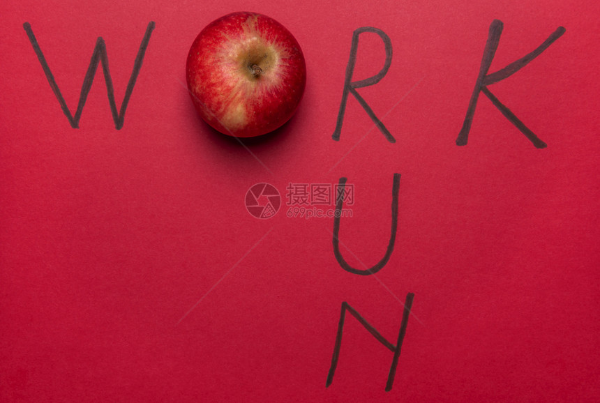 工作单词用苹果而不是o字母和wrdun来写在上面的红色背景下写工作饮食健康运动概念上写图片