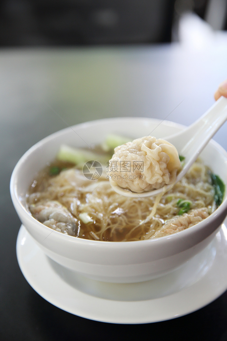 鸡肉加大米，配面包和番茄沙拉，营养早餐图片