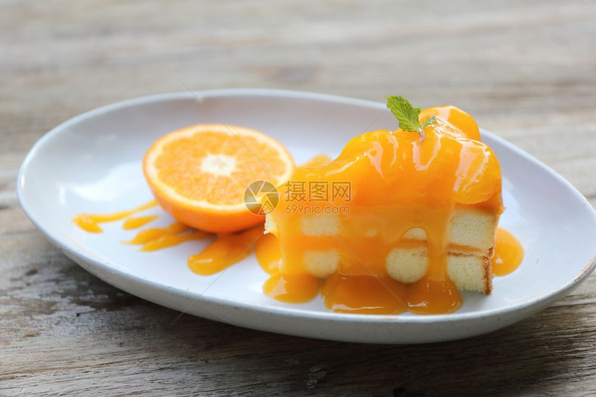 木本底的橙色蛋糕图片