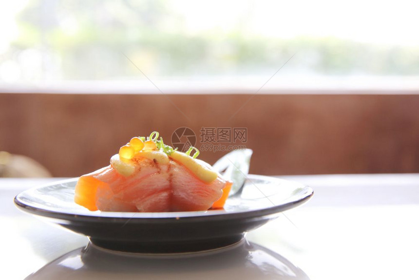 烤鲑鱼寿司图片