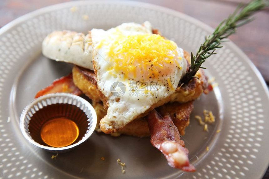 法国早餐吐司鸡蛋和培根图片