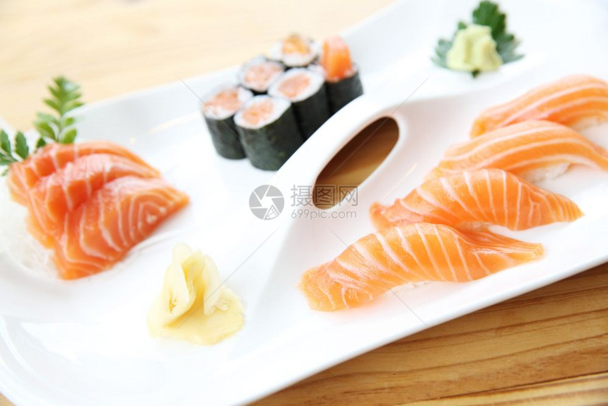 以木本为背景的日人食物鲑鱼寿司图片