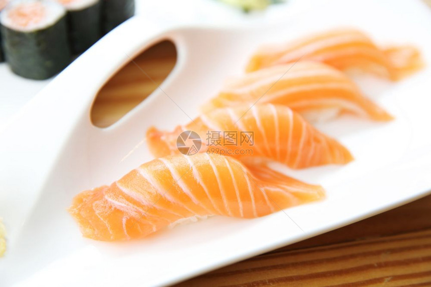 以木本为背景的日人食物鲑鱼寿司图片