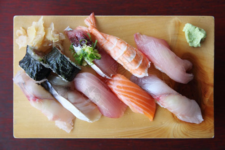 俯视图木板上的生鱼寿司图片