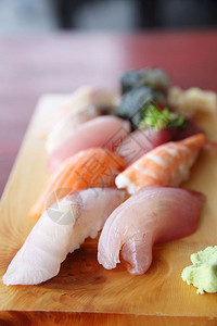 木板上的生鱼寿司图片