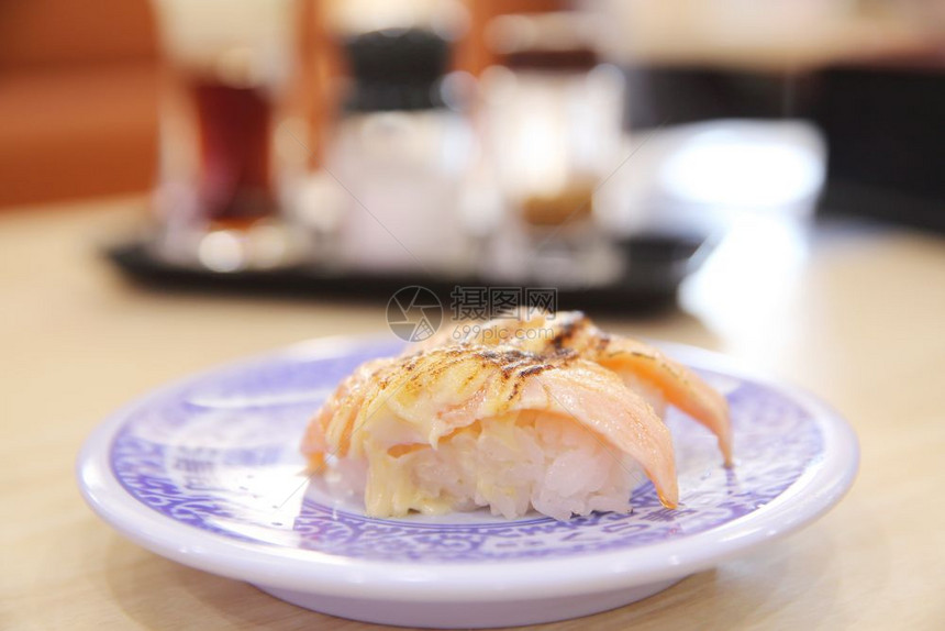 日食烤鲑鱼寿司图片