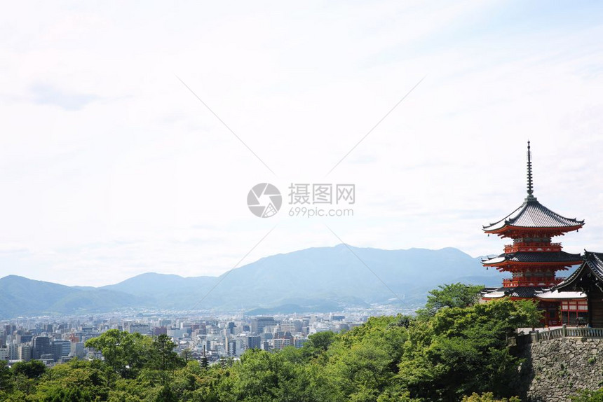 在日本京都市寺庙和绿坡叶图片