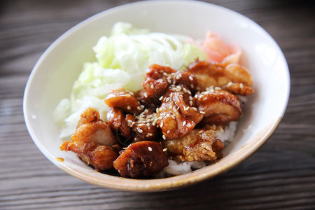 日本料理烧烧烧鸡肉红烧饭图片