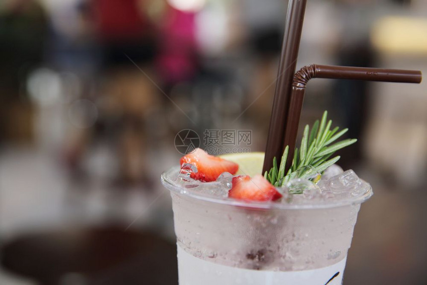 草莓苏打汽水和拉蒙饮料图片