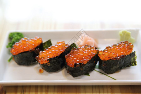 水稻寿司鱼子酱带海藻图片