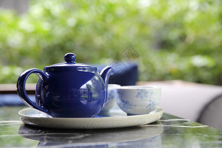 茶倒在杯中近眼前的国和日本饮料中高清图片