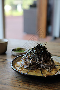 以木头日本食物为背景的豆粉面图片
