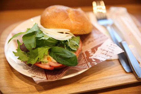 日本风格的火腿面包圈图片