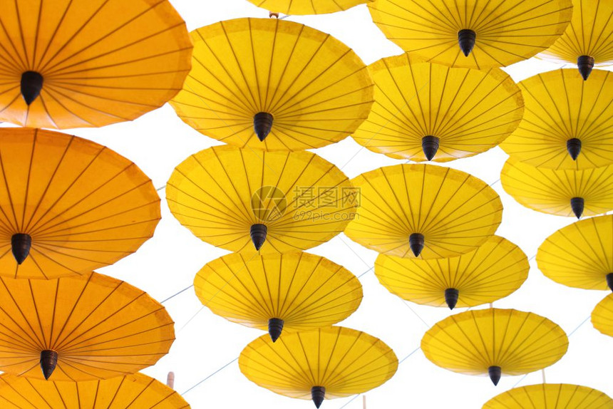 白色背景的黄雨伞图案图片
