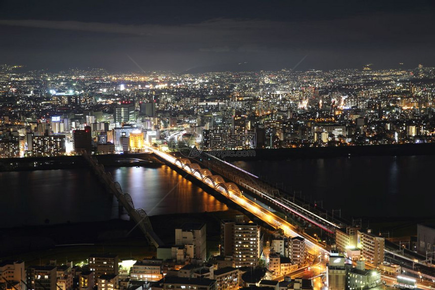 夜景中日本城市的osak图片