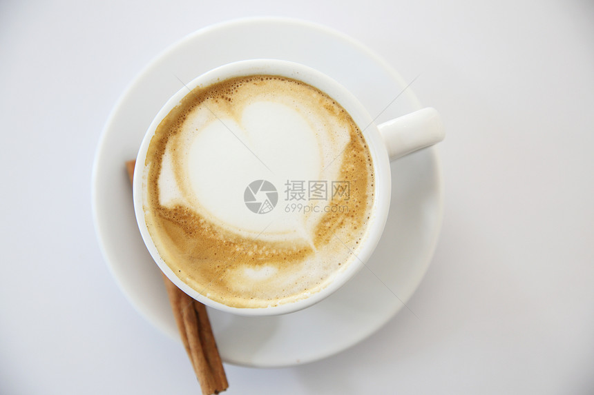 白色背景的卡布奇诺咖啡图片