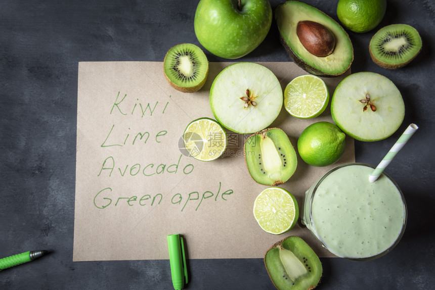 有绿色水果和蔬菜的桌冰淇淋玻璃和一份配料清单的纸健康饮食物素品图片