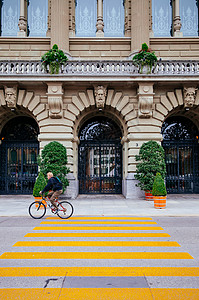 瑞士当地人骑着自行车经过斑马线图片
