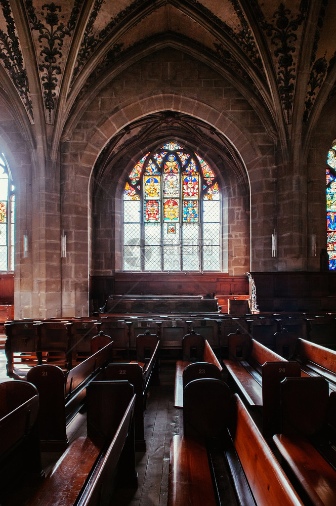 2013年9月7日伯恩街瑞士特别美丽的彩色玻璃窗讲述基督的故事和福音教堂的木座图片