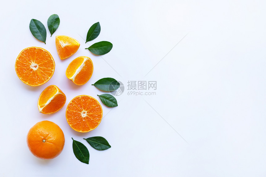 白背景的橙子和绿叶复制空间图片