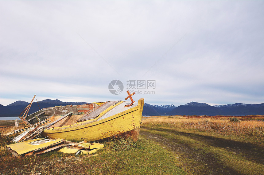 旧木船丢弃岸上图片