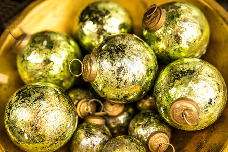 圣诞节市场中的球图片