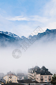 瑞士小镇被雾笼罩图片