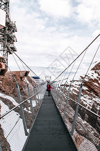瑞典恩格尔堡旅游者在悬崖桥上步行图片