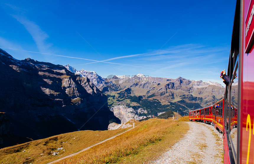 2013年9月4日卢特布罗宁瑞士红色的君frau铁路列车从克莱因scheidg站爬到君弗劳乔赫通过草场和苏维埃山脉图片