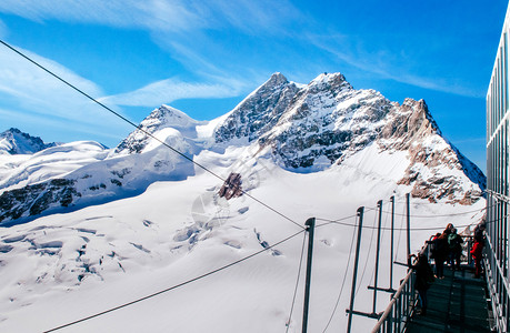 狮峰龙井2013年9月4日中丘弗劳瑞士对中丘弗劳霍赫峰和欧洲观察甲板顶端游客的全景瑞士雪山峰背景