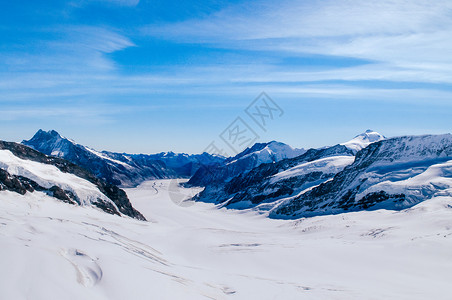雪山的山川和冬季的太阳光芒图片