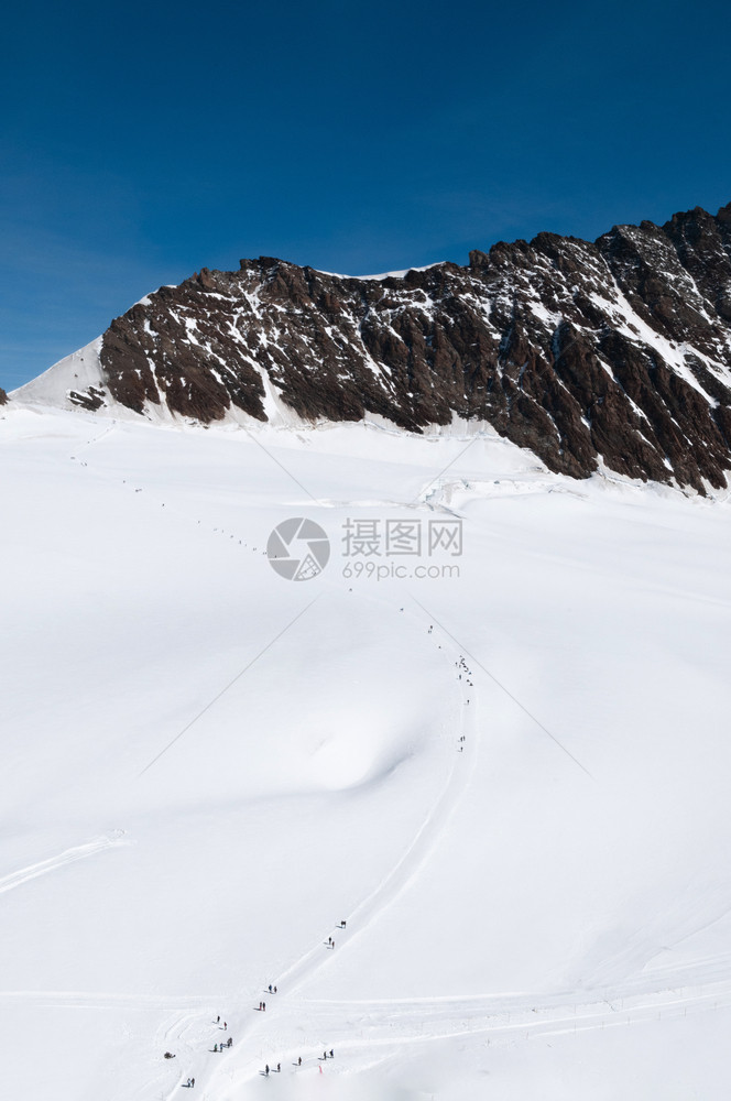 2013年月4日斯威切兰的中丘拉乌霍奇游客在白宽的雪地上行走图片