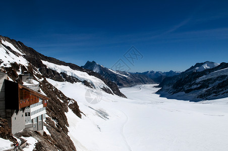 狮峰龙井欧洲丘陵雪山和白石比特施角冰川瑞士群岛山顶上的斯芬克观察甲板的全景背景